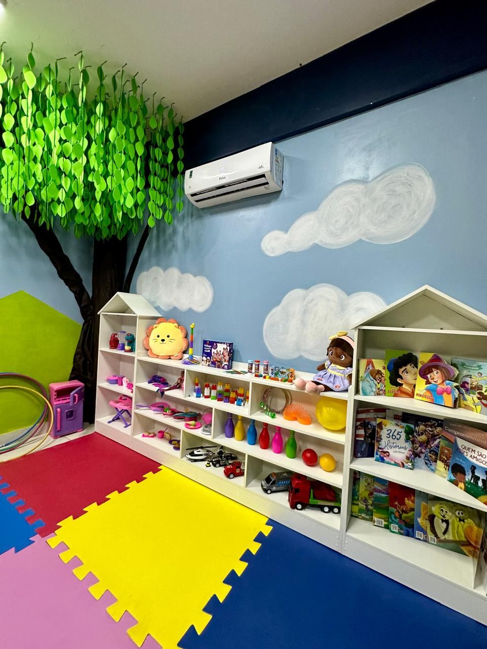 Brinquedoteca com tenda — espaço de imaginação e leitura